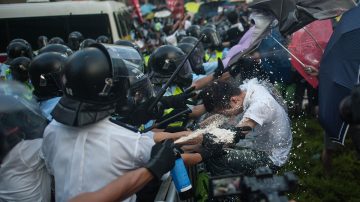 香港再現警黑勾結 疑政法委聯合「演出」