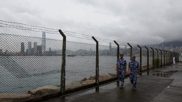 英媒:神秘貨船黑夜抵港 疑卸載重型軍備