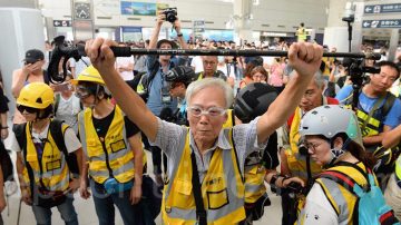 港机场示威者怒吼：721不见人831打死人