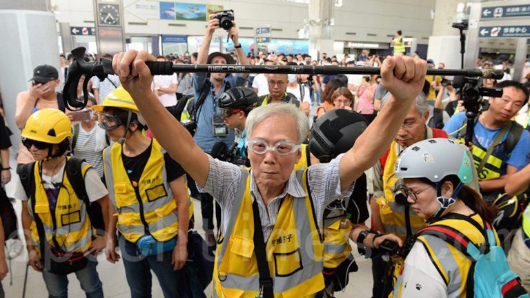 港機場示威者怒吼：721不見人831打死人