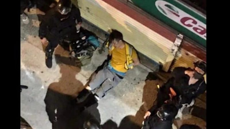 香港男子暗巷遭毒打 港警:在踢“黄色物体”（视频）