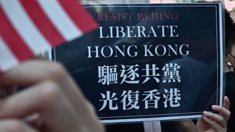 高呼天滅中共 港大學生舉美國旗遊行