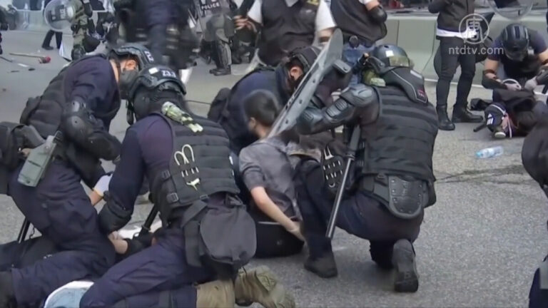 香港銅鑼灣929反極權遊行 港警發射水炮清場