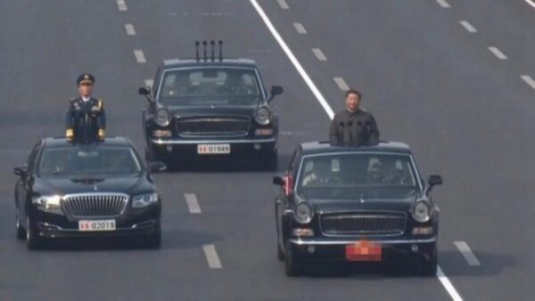 习近平身后紧跟“灵车”？外媒评北京阅兵异象