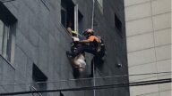 中國大媽首爾跳樓 熱心男緊抓雙腳40分鐘獲救