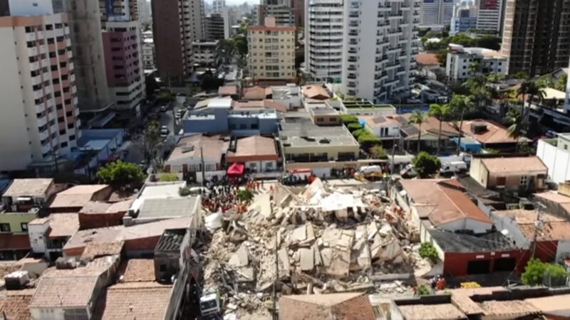 巴西一栋7层公寓倒塌 3死7失踪
