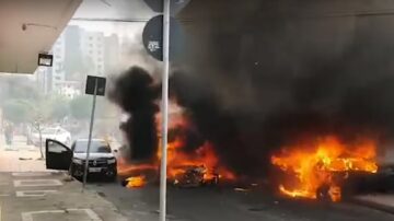 巴西小飛機墜毀街道 撞3輛車爆炸起火釀3死