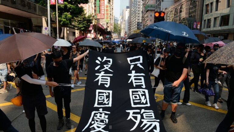 【世界的十字路口】十一「致命大禮」 中共政權告急