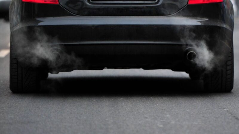 汽车维修问与答：暖车后冒白烟不正常