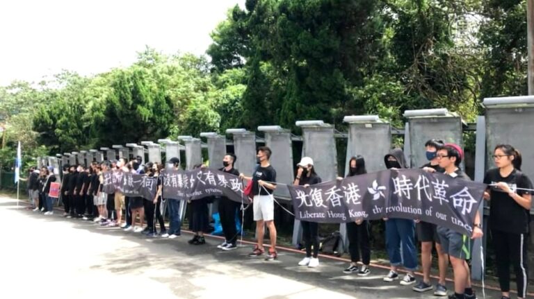 台灣十一撐香港 北車快閃大學生組人鏈