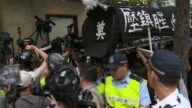 港府闭门过十一 场外示威抬棺材