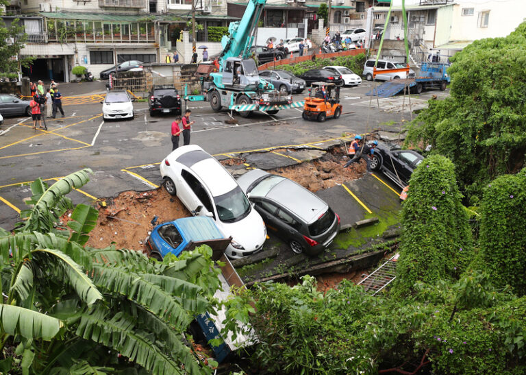 颱風米塔災情 北投土石崩塌9車毀損