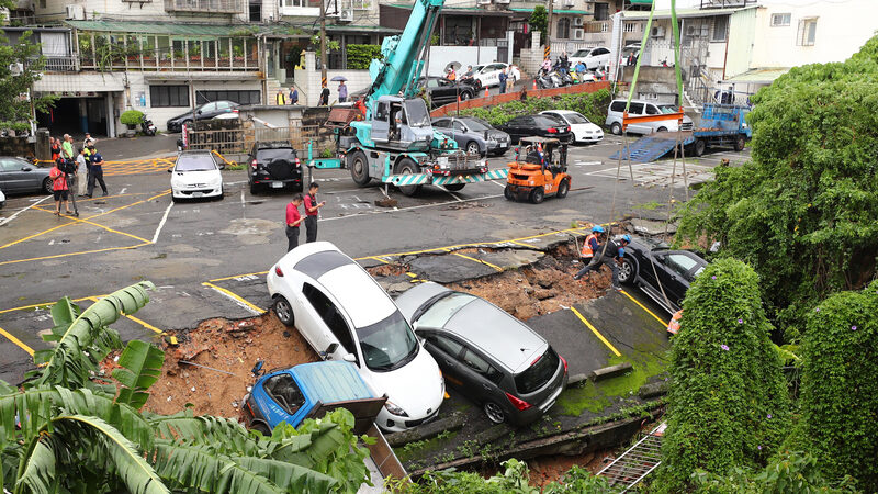 台风米塔灾情 北投土石崩塌9车毁损