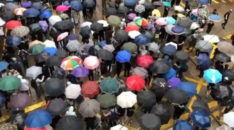 7歲與75歲！港人連兩天上街反《禁蒙面法》