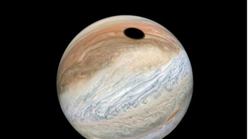 照片显示木星表面出现巨大“黑洞”