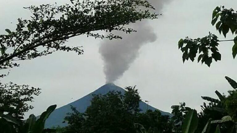 巴新火山清晨爆發 紅色熔岩直衝天際 居民再撤離