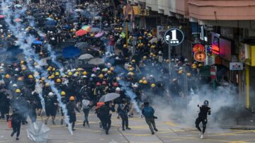 10.6港人冒雨上街反恶法 警狂放催泪弹