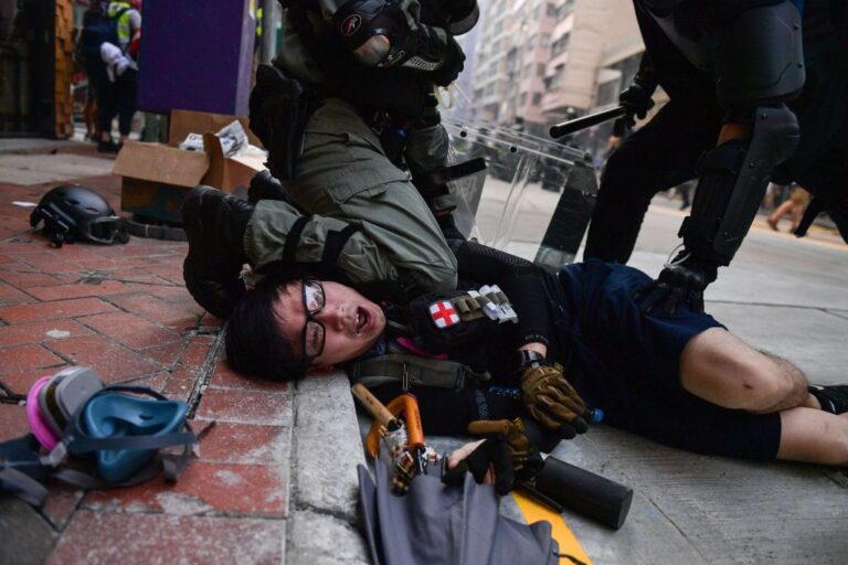 國殤日港警實彈鎮壓 104傷2危殆 最小11歲