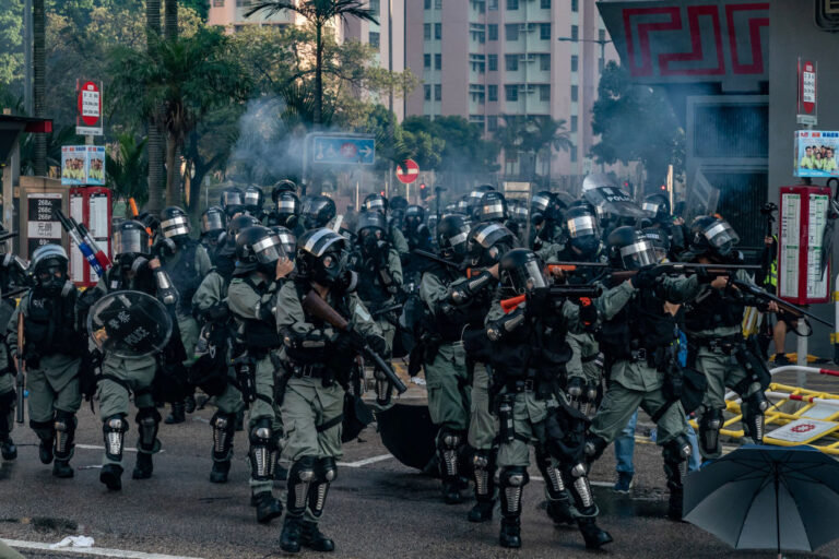外媒:港警暴力成亂源 越施暴抗爭百姓越多