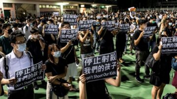 10.1香港抗议者74伤2命危 中枪男生暂脱离危险