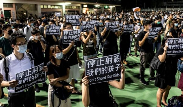 10.1香港抗議者74傷2命危 中槍男生暫脫離危險