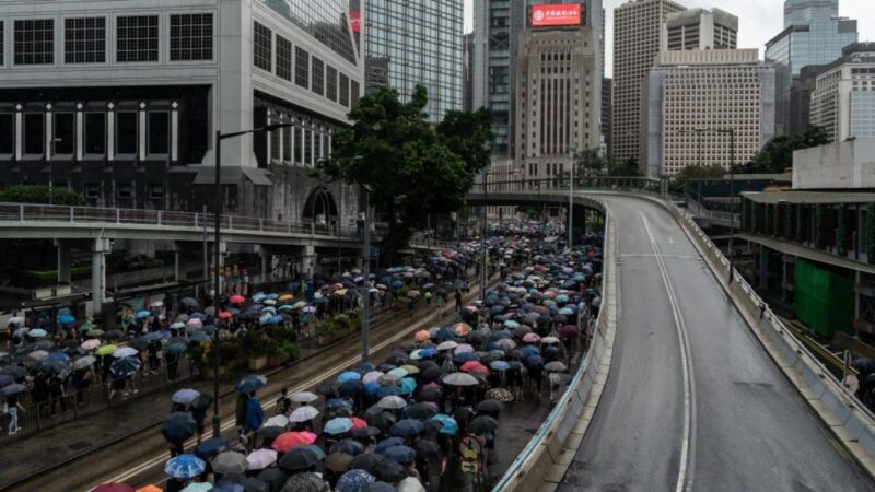 禁蒙面法第二天 数万香港人无惧镇压上街抗议