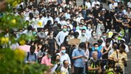 中環白領戴口罩遊行籲解散警隊 港警恐嚇無效退走