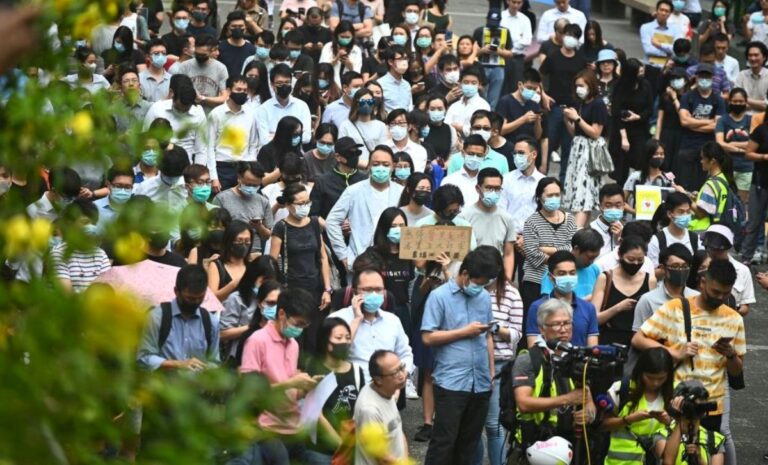 中環白領戴口罩遊行籲解散警隊 港警恐嚇無效退走