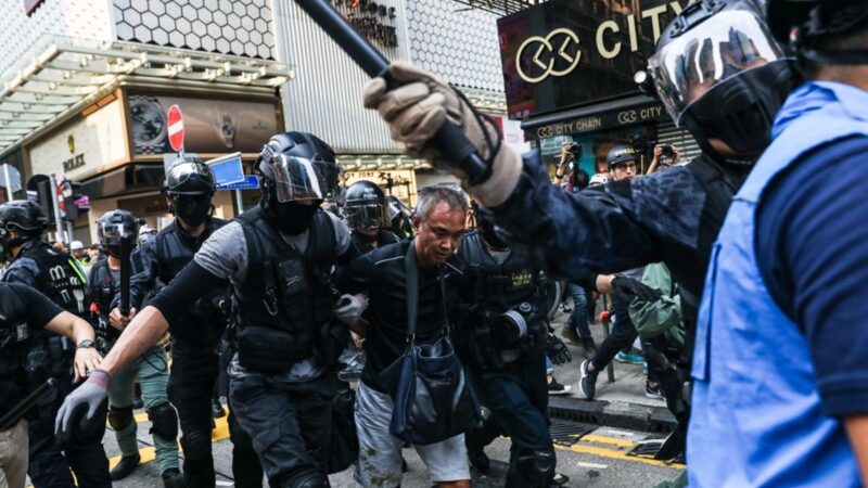 香港周日抗争遍地开花 有港警颈部被刺伤