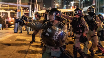 黑警又失控！ 港記者疑中布袋彈 遭警暴圍毆