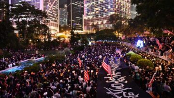 禁蒙面后首次集会 13万人塞爆中环挺香港人权法