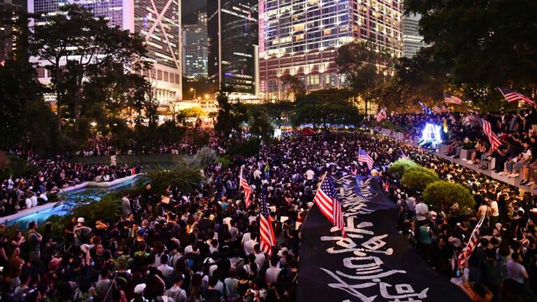 禁蒙面後首次集會 13萬人塞爆中環挺香港人權法