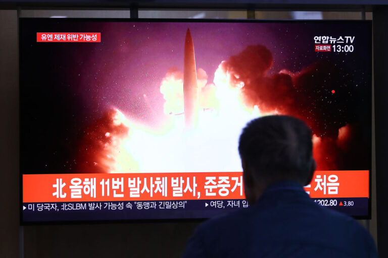朝鮮突朝東方海面 發射2枚不明發射體