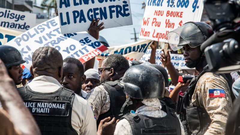 海地警察与反政府人士 同场示威抗议爆冲突