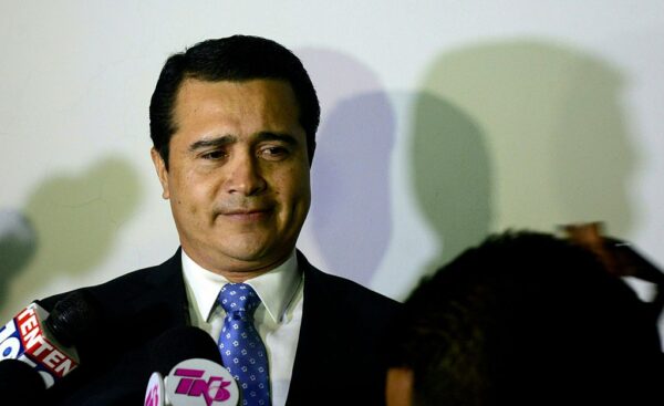 美检：洪都拉斯总统包庇胞弟 收受大毒枭贿款