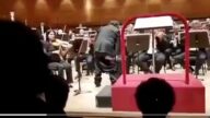 中共十一音乐会现凶兆 名指挥裤子突“垮掉”露底