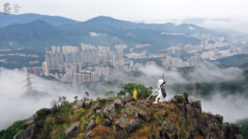 香港民主女神像 登上獅子山巔