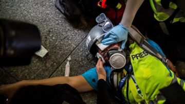 港警逮捕記者強扯面罩 記協齊譴責