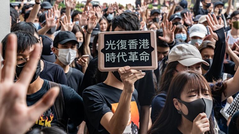 港各區組人鏈反蒙面 撐岑子杰籲週日遊行