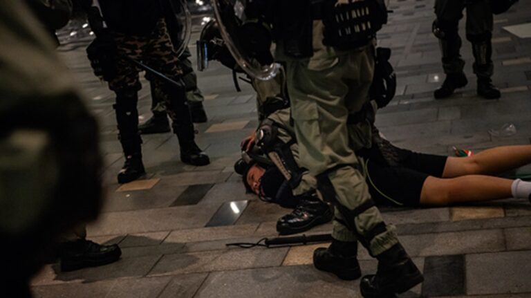 香港烽火夜 港記者後腦中彈 押往警署又圍毆9處傷