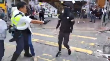 港警真枪实弹袭民 中枪青年切右肾命危(视频)