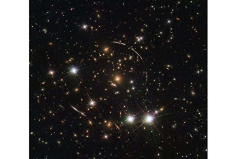 引力透鏡效應拍到「宇宙萬花筒」