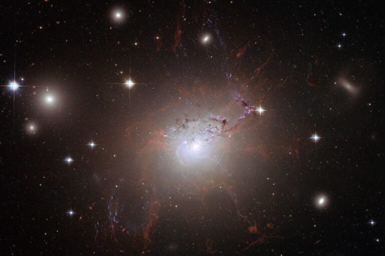 數千年輕球狀星團驚現英仙座星系團