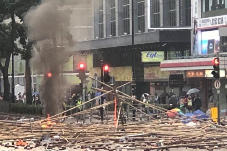 香港烽煙遍地 對照羅文39年前的歌竟如此寫實