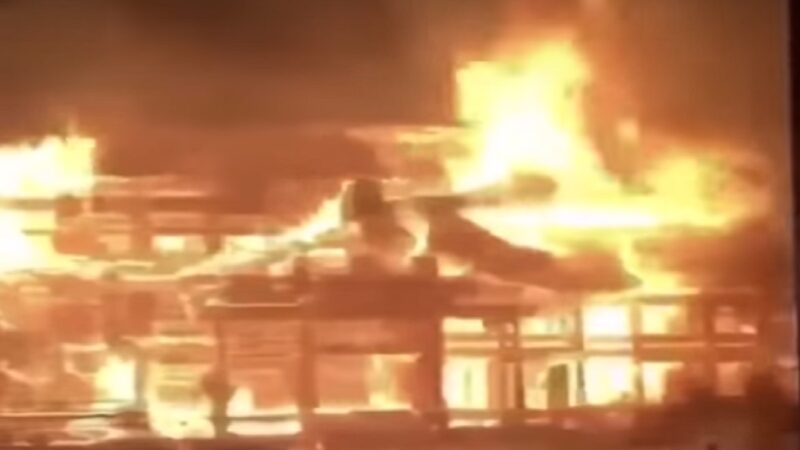 疑“桐油”加速首里城大火 15秒摄像者成谜