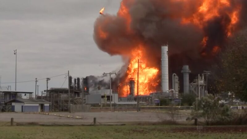 德州東部化工廠爆炸釀3傷 火球衝天難撲滅(視頻)