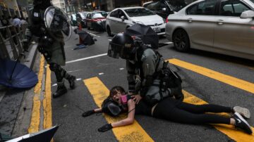 港警講粗口喝罵追打路人 自己反撞閘變自殘（視頻）