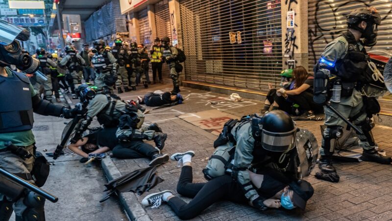 惊曝作战部队进入香港 抗争学生捡获大陆警棍