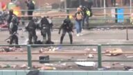 港警一脚将抗争者头部重踩在地上 网友气炸！