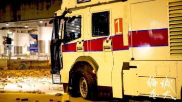 港警水炮車、裝甲車不敵「磚頭陣」 爆胎敗走